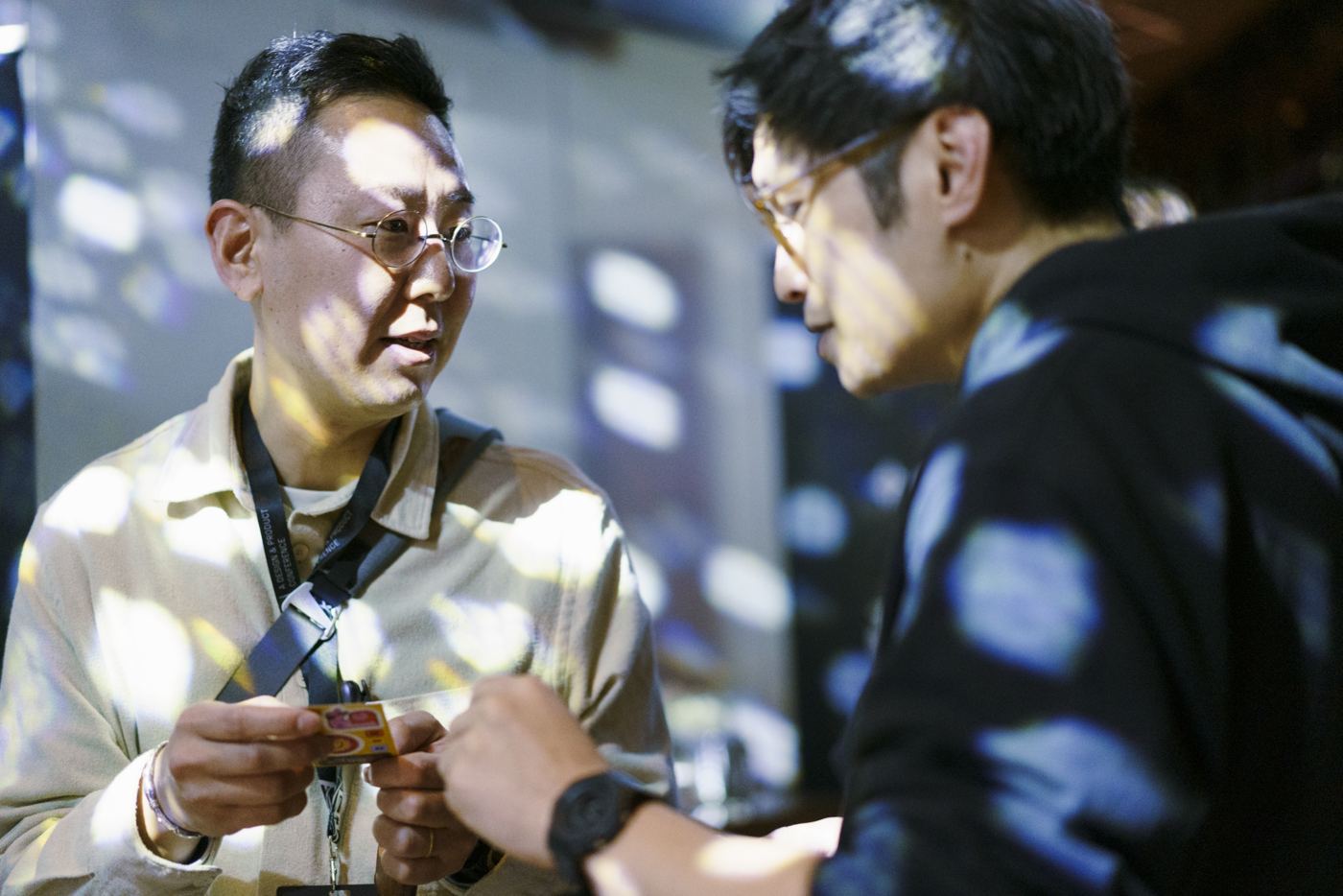 Two attendees trading contacts